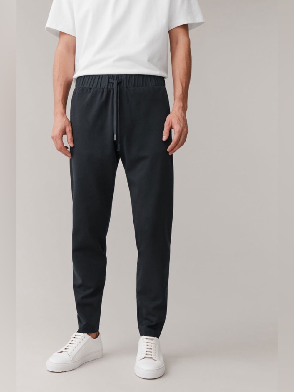 COS navy blue jogging trousers. Men’s size Large. Great condition!